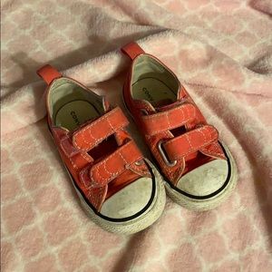 Toddlers used pink converse